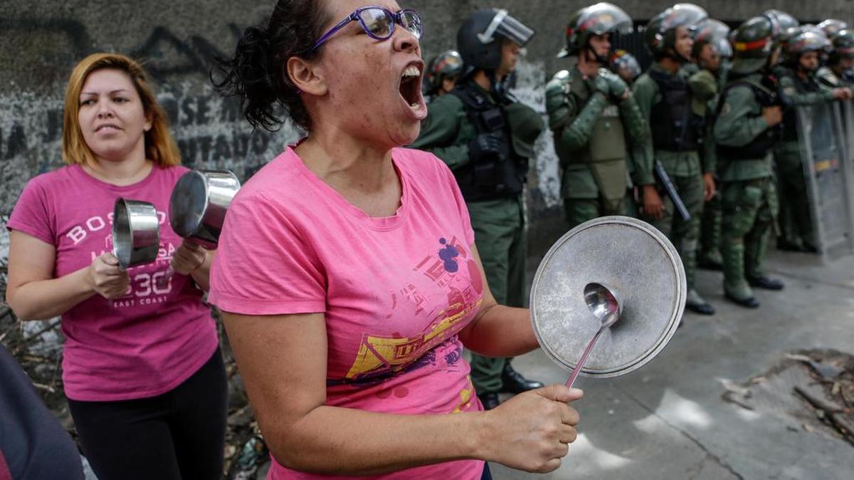Simpatizantes de la oposición bloquean una calle durante el “trancazo” el lunes 10 de julio de 2017, en Caracas (Venezuela).