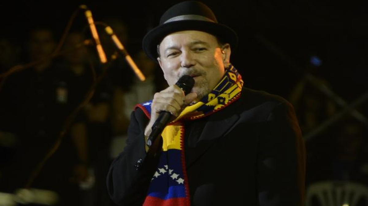 Ruben Blades en un concierto con una bandera de Venezuela.