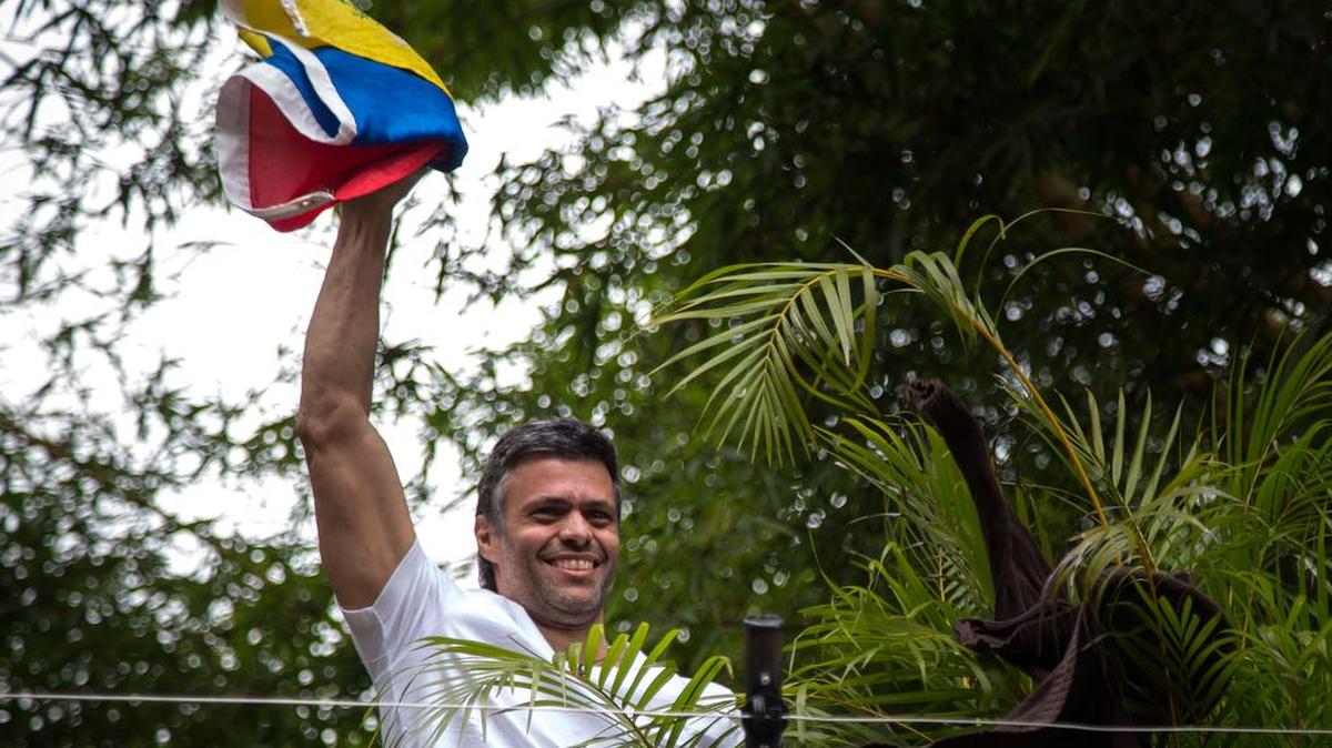 El líder de la oposición venezolana, Leopoldo Lopez, desde su casa en Caracas el 8 de julio de 2017.