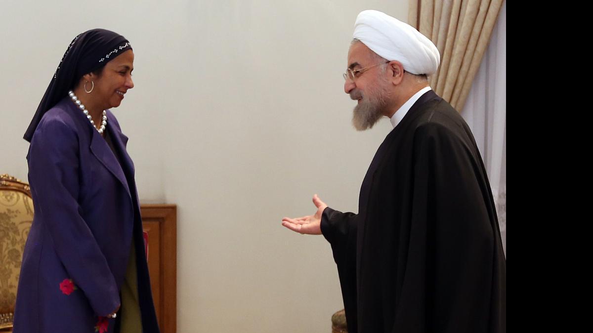 
El presidente iraní Hassan Rouhani le da la bienvenida el lunes a la canciller venezolana Delcy Rodríguez, en Teherán.
