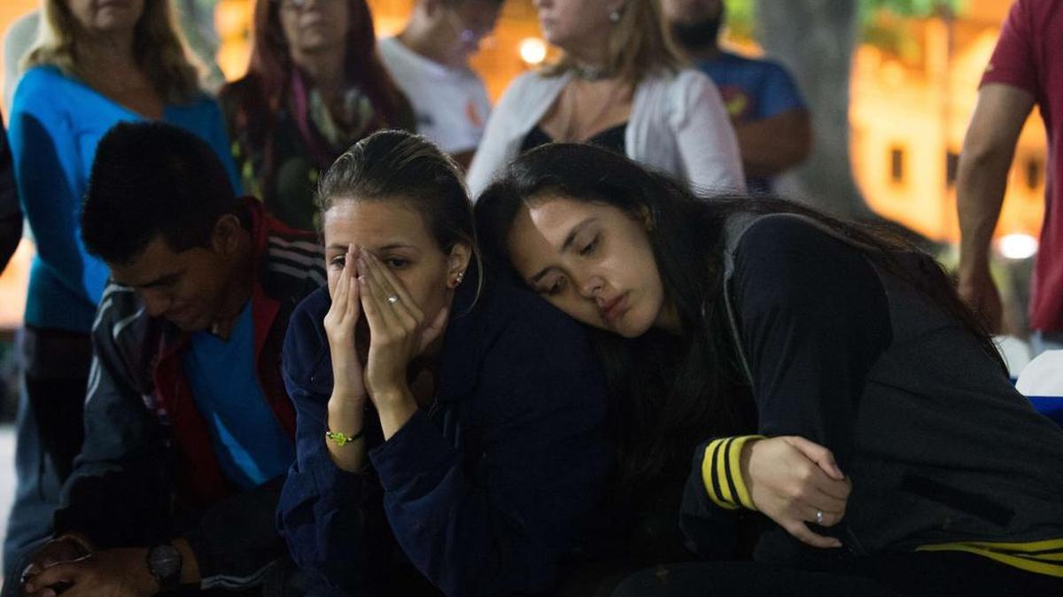 
Seguidores del líder opositor Leopoldo López tras enterarse de la condena emitida el jueves en la noche en Caracas.
