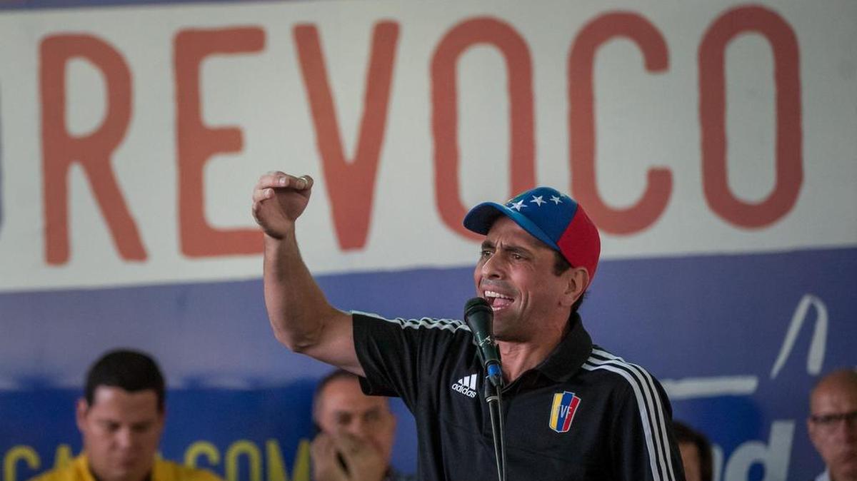 El líder político venezolano Henrique Capriles (c) habla durante un encuentro político el domingo 12 de junio de 2016, en Caracas (Venezuela).