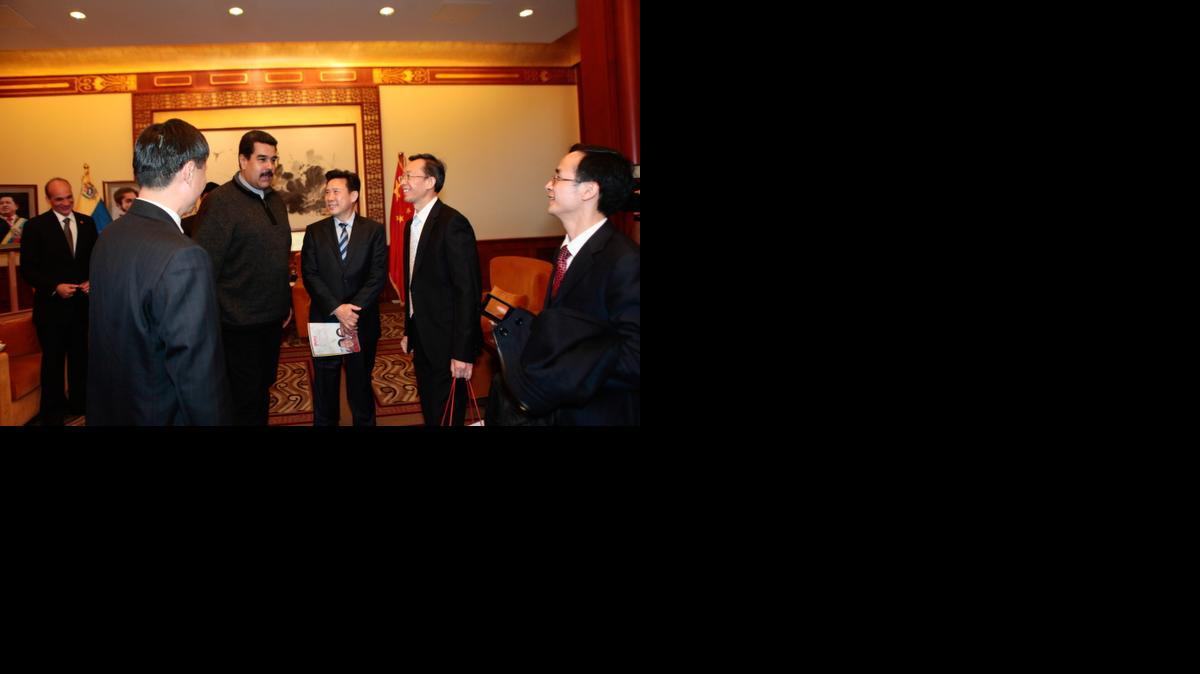 
 Fotografia cedida por la Presidencia de Venezuela hoy, martes 6 de enero de 2015, que muestra al mandatario venezolano, Nicolás Maduro, mientras se reúne con una quincena de ejecutivos empresariales chinos de diversos sectores en la primera jornada de su viaje a China. EFE/PRENSA MIRAFLORES
