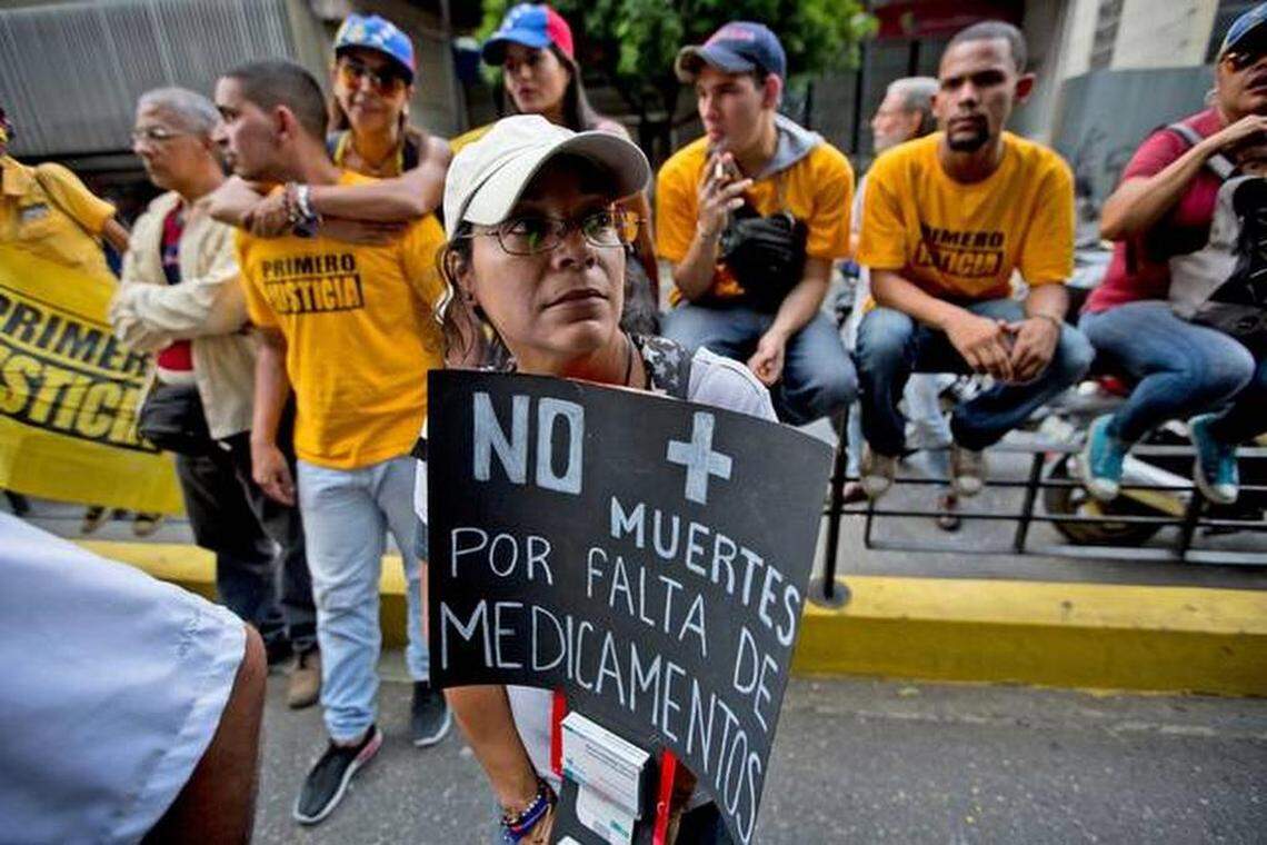 Una mujer protesta por la escasez de medicamentos el país, en Caracas, el 17 de noviembre del 2016.