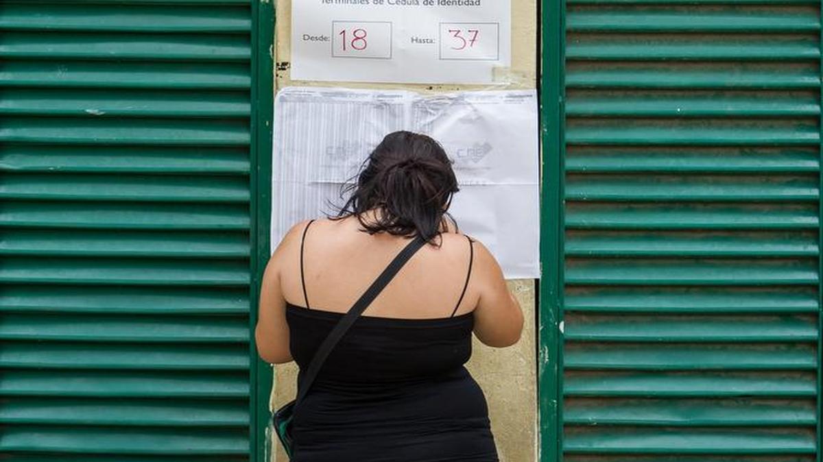 
Una mujer busca la mesa de votación donde ejercerá su derecho al voto en un colegio electoral del oeste Caracas.  