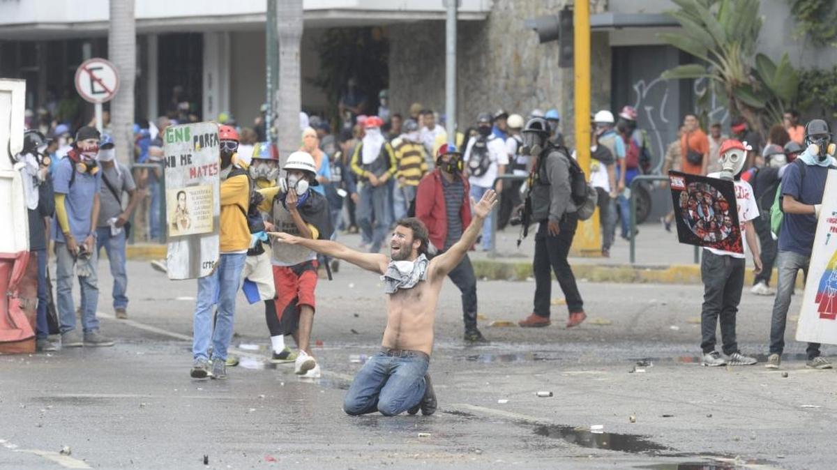 Manifestantes protestan contra el gobierno de Maduro en Caracas, el 7 de junio.