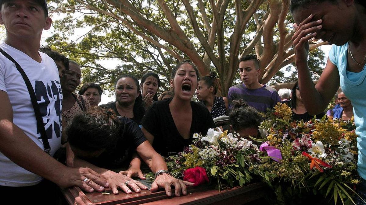 Familiares despidieron este viernes a las 68 víctimas que fallecieron en el incendio que tuvo lugar el miércoles en la Comandancia General de la Policía de Carabobo.