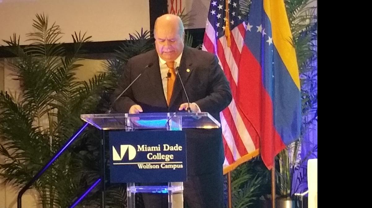 
El embajador de Guatemala ante los Estados Unidos, Julio Lingorria, habló en un foro sobre las democracias latinoamericanas realizado en Miami por la ONG Demos y el Miami Dade College. En su ponencia Lingorria dijo que la corrupción es el mayor peligro que enfrentan las instituciones democráticas de la región.
