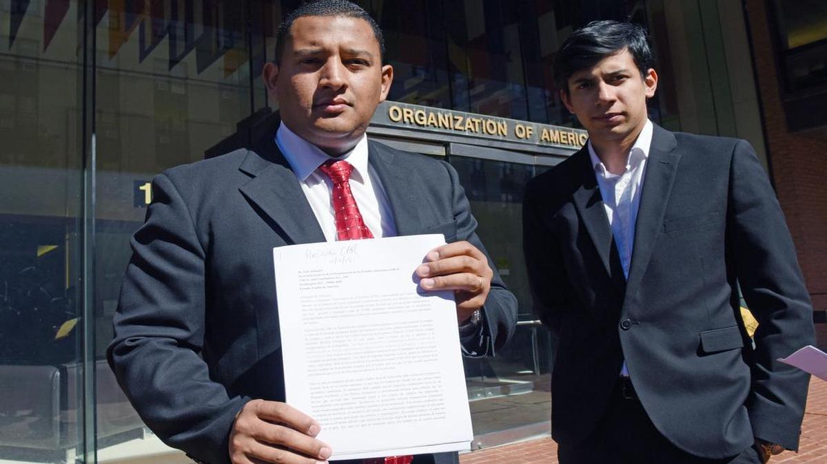 El coordinador mundial de los Estudiantes de Venezuela en el Exterior (EVE), Carlos Moreno (izq.), junto al coordinador de Boston, Diego Rojo. Moreno denunció la grave situación que viven los estudiantes venezolanos.
