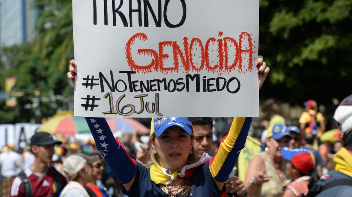 Miles de personas protestan contra el gobierno de Nicolás Maduro y su proyecto de Asamblea Constituyente el domingo 9 de julio de 2017, en Caracas, Venezuela.