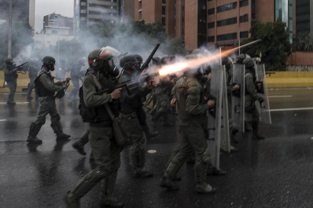 Oficiales de la Guardia Nacional lanzan gas lacrimógeno durante una protesta contra el presidente venezolano, Nicolás Maduro, en Caracas, Venezuela, el jueves 13 de abril de 2017.