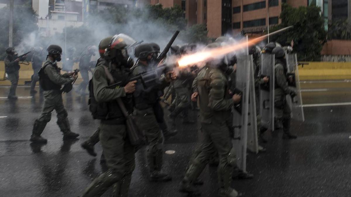Oficiales de la Guardia Nacional lanzan gas lacrimógeno durante una protesta contra el presidente venezolano, Nicolás Maduro, en Caracas, Venezuela, el jueves 13 de abril de 2017.
