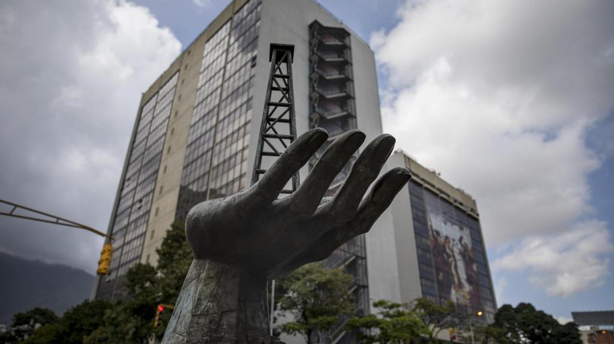 La calificadora Fitch colocó en “default” o suspensión de pagos restringido a la petrolera venezolana PDVSA por los retrasos en los abonos de dos bonos que vencían en las últimas semanas, informó la firma. Imagen de la sede de Petróleos de Venezuela S.A., el 15 de noviembre de 2017.