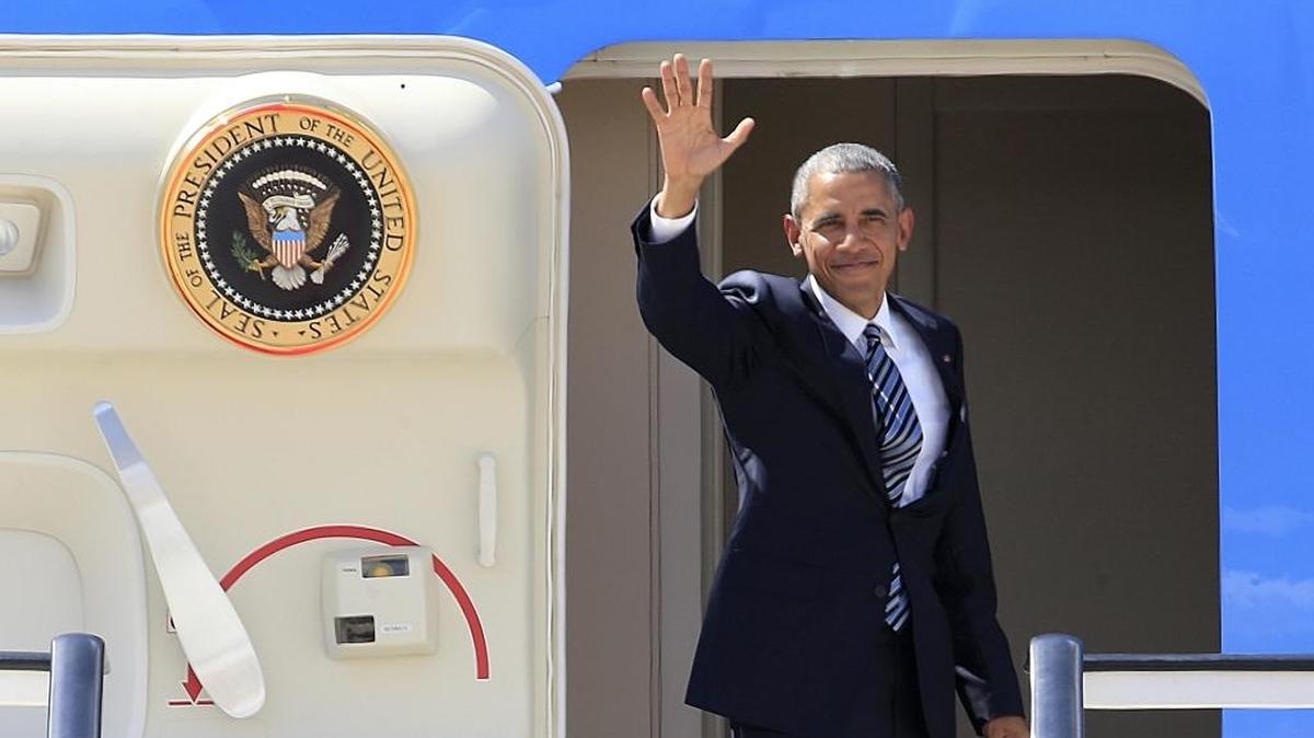 El presidente de EEUU, Barack Obama, saluda desde el Air Force One en la base aérea de Torrejón de Ardoz (Madrid) antes de partir esta tarde hacia la base naval de Rota, en Cádiz, última escala de su primera visita oficial a España.