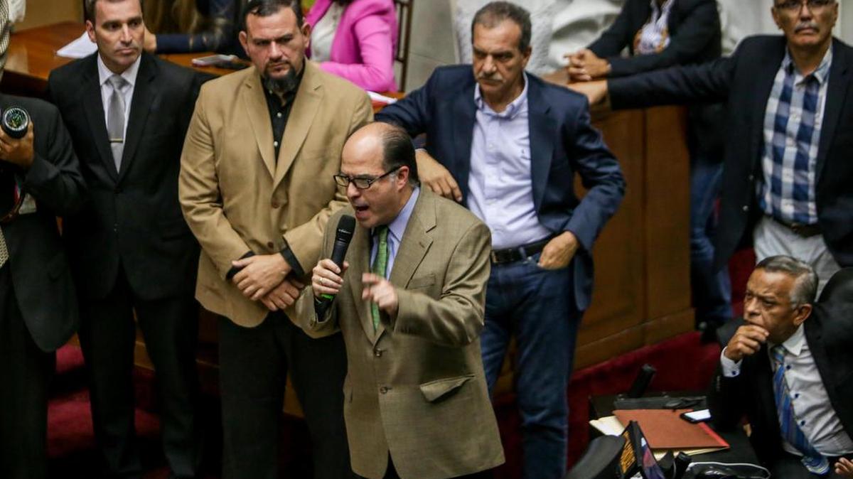 El diputado opositor Julio Borges (c) habla el martes 25 de octubre de 2016, en Caracas, Venezuela. La Asamblea Nacional (AN, Parlamento) venezolana aprobó iniciar un proceso para determinar la responsabilidad política del presidente Nicolás Maduro en la "ruptura del hilo constitucional" en el país y acordó citarlo a comparecer en la Cámara el próximo 1 de noviembre.