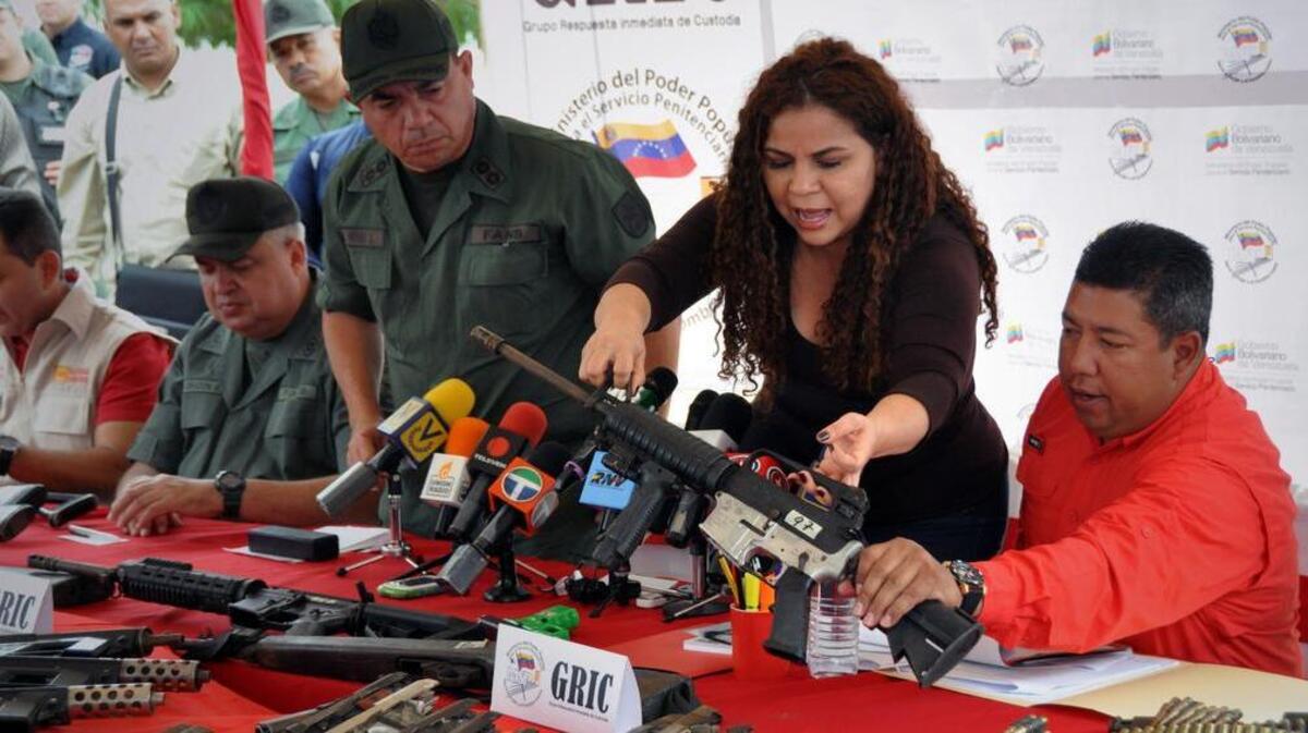 La Ministra de Servicios Penitenciarios de Venezuela Iris Varela muestra un rifle durante una conferencia de prensa en Barquisimeto, Venezuela, el 7 de febrero de 2013.