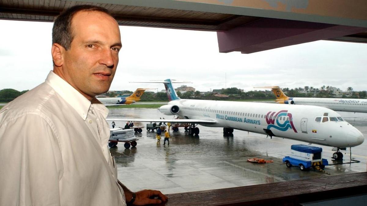 El capitán Jorge Enrique Pérez Ruiz con un avión de West Caribbean Airways en junio del 2003.