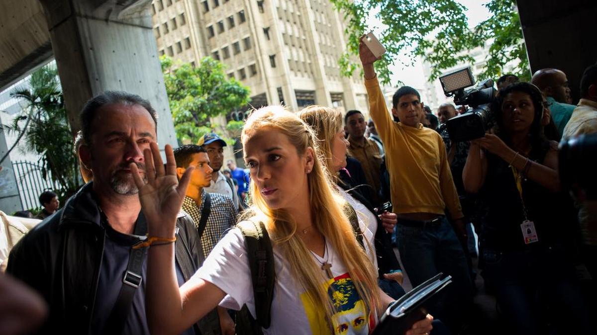La esposa del preso político Leopoldo Lopez, Lilian Tintori (c), acude a la defensoría del pueblo este miércoles 20 de enero de 2016, con la intención de reunirse acompañada por familiares de otro presos político con el defensor del pueblo Tarek William Saab en Caracas (Venezuela).