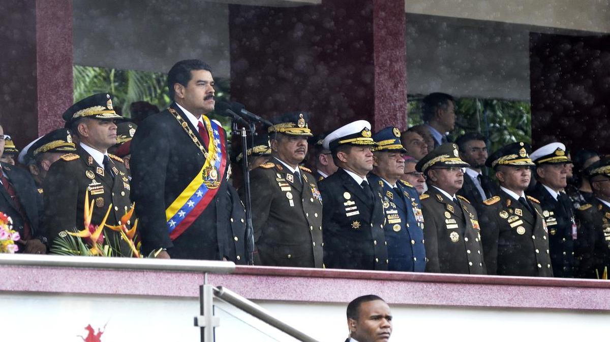 El presidente Nicolas Maduro, espera para hablar durante el desfile del Día de la Independencia Venezuela en Caracas, Venezuela, el martes 5 de julio de 2016.
