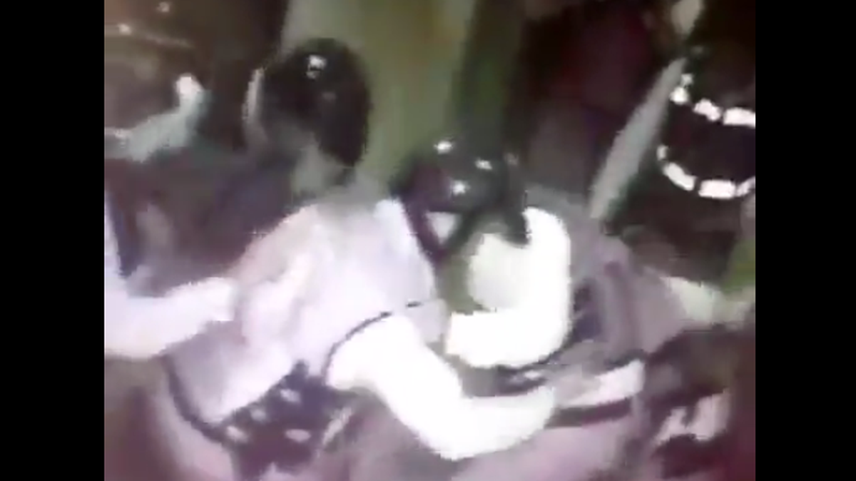 Imagen tomada del video de la paliza que los policías le dieron a una mujer embarazada, el miércoles en la ciudad de Maracay, después de participar en la protesta "Toma de Venezuela".