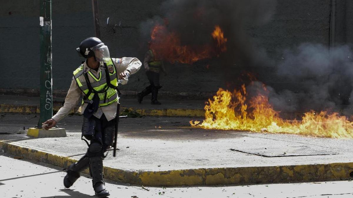 Efectivos de la Policía Nacional Bolivariana se enfrentan a manifestantes opositores durante el "trancazo" del lunes 10 de julio de 2017, en Caracas (Venezuela).