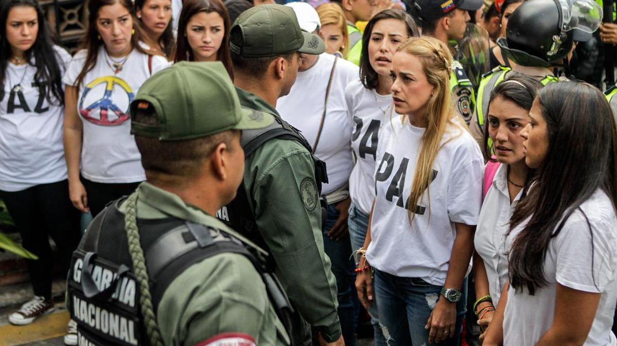 La esposa del dirigente venezolano Leopoldo López, Lilian Tintori (3-d), y del también dirigente Daniel Ceballos, Patricia Ceballos (4-d), hablan con integrantes de la Guardia Nacional Bolivariana y la Policía Nacional Bolivariana en su intentaron de ingresar a la sede del Consejo Nacional Electoral (CNE) el miércoles 7 de septiembre de 2016, en Caracas (Venezuela).