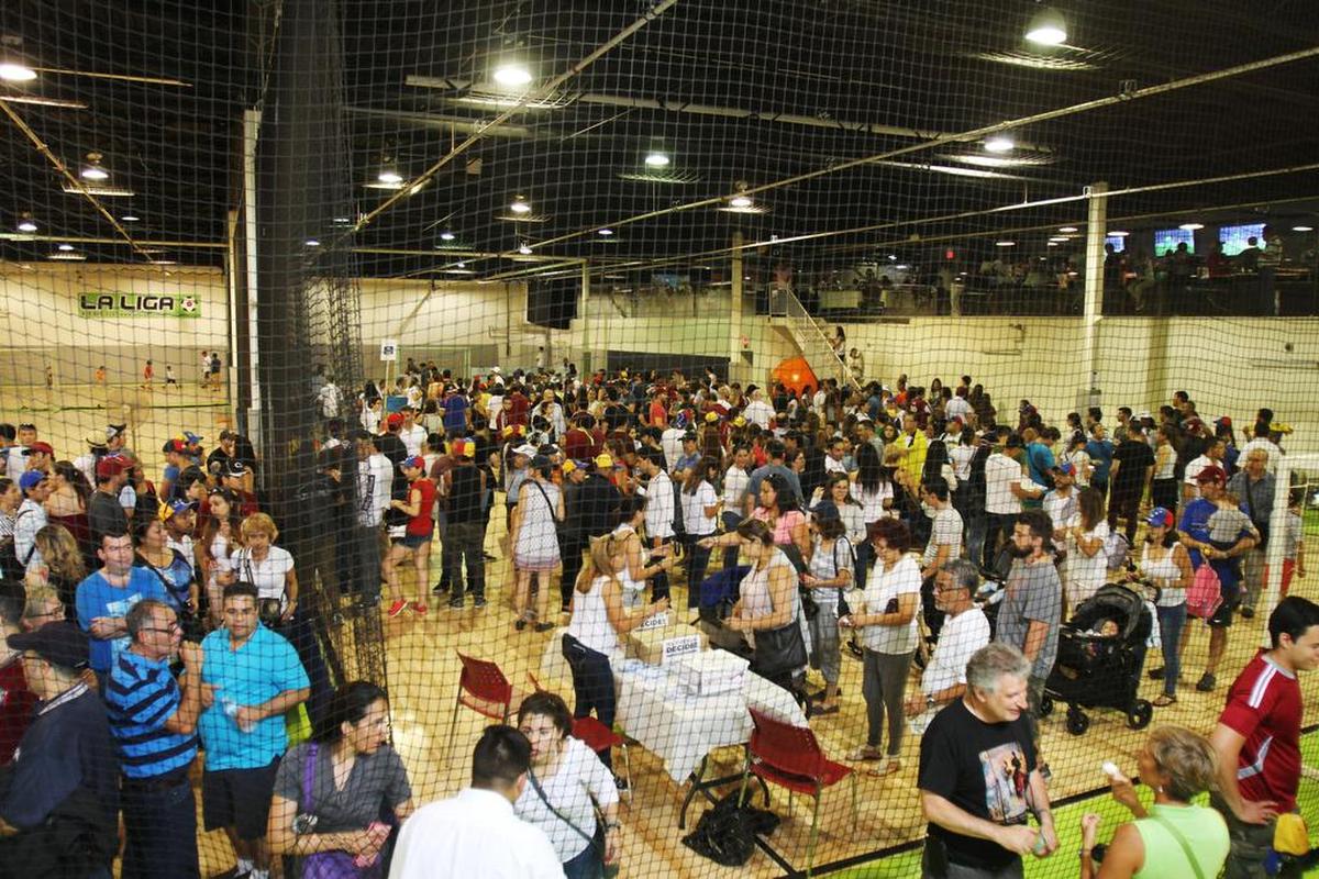 Venezolanos residentes en Toronto asisten a votar durante la consulta popular promovida por la oposición venezolana el domingo 16 de julio de 2017, en un complejo deportivo en el norte de Toronto (Canadá).