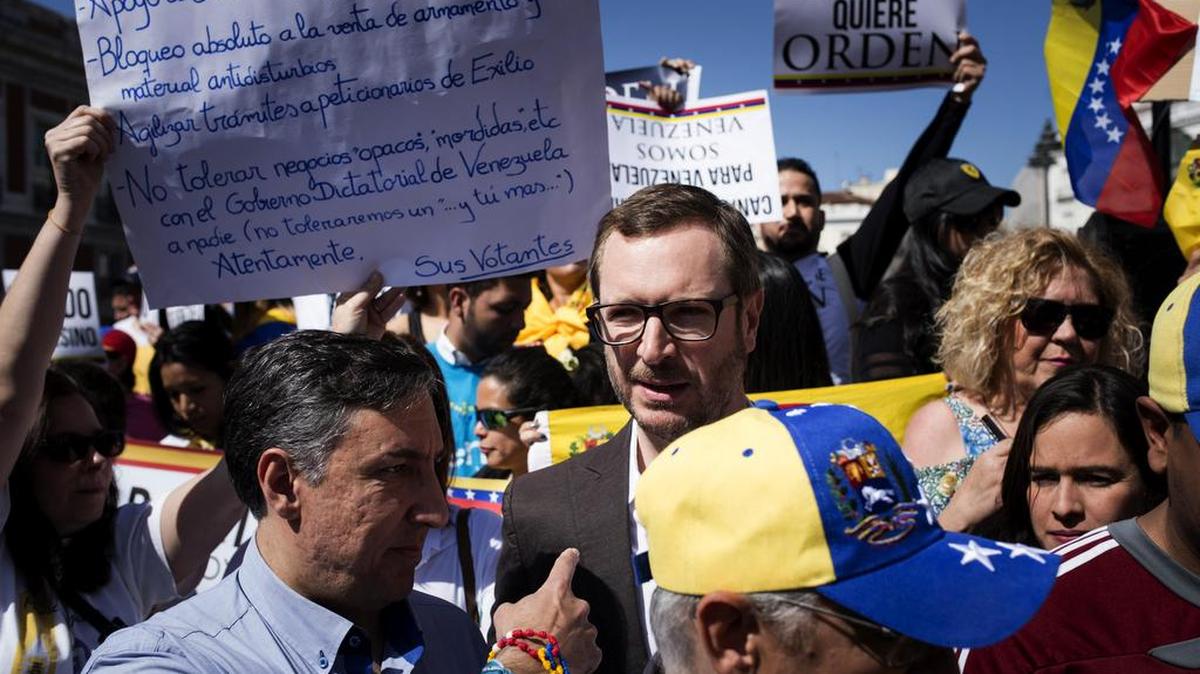 El vicesecretario de Acción Sectorial del PP, Javier Maroto (c), ha participado en la Concentración celebrada en la Puerta del Sol de Madrid en apoyo a los venezolanos que piden el fin del régimen de Nicolás Maduro.
