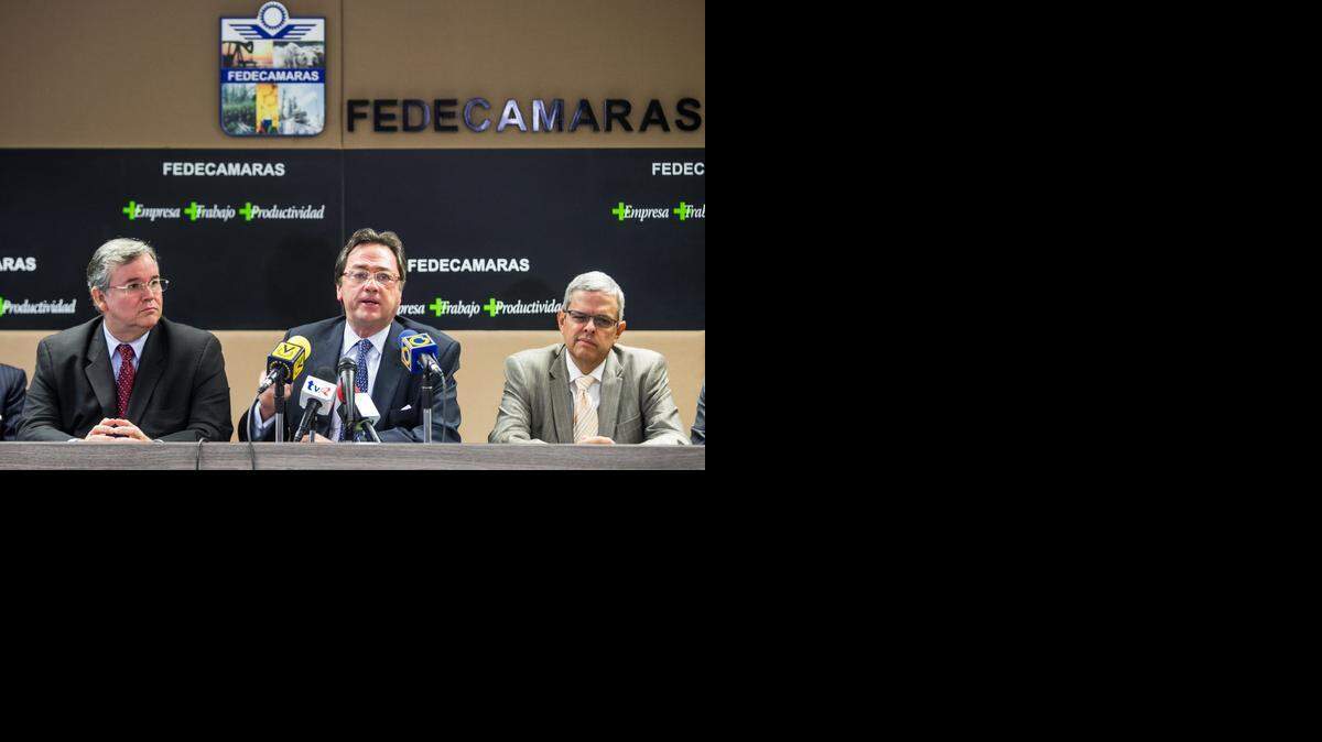 
El presidente de la Federación de Cámaras y Asociaciones de Comercio y Producción de Venezuela (Fedecámaras), Jorge Roig (cen.),. 

