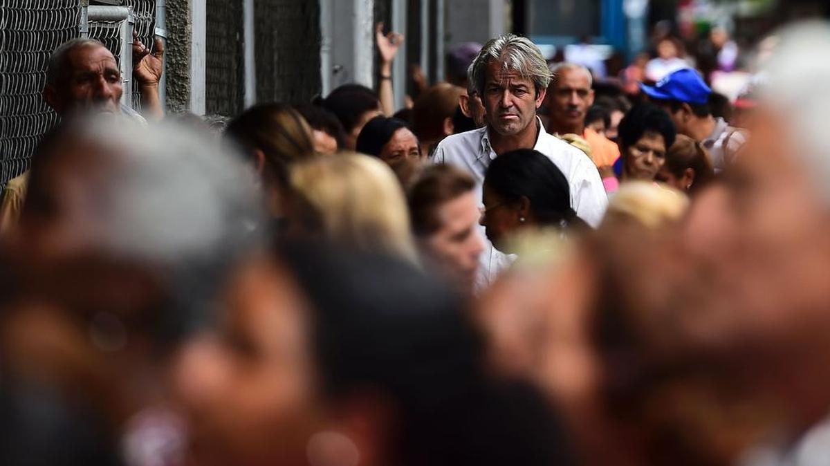La gente hace cola para comprar alimentos básicos y enseres domésticos fuera de un supermercado en Caracas, el 13 de septiembre de 2016. Venezuela está atrapado en las garras de una crisis económica marcada por una grave escasez de alimentos, medicinas y artículos de primera necesidad.