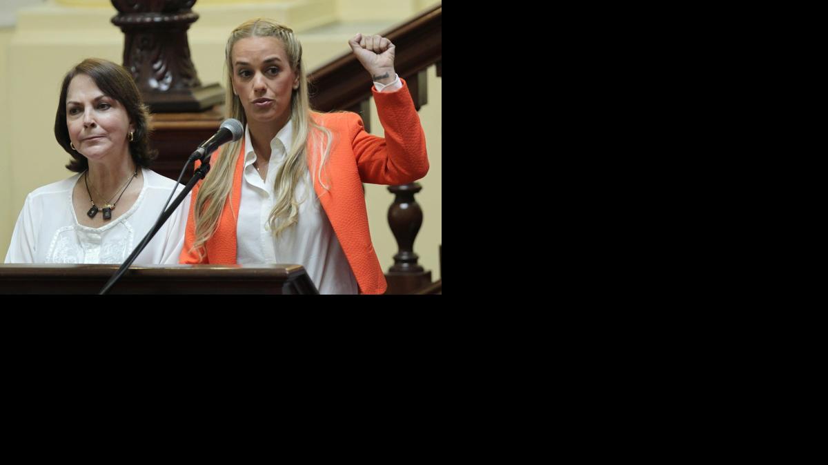 
Las esposas de los opositores venezolanos presos Leopoldo López y Antonio Ledezma, Lilian Tintori (d) y Mitzy Capriles (i), participan en el foro "Venezuela y los derechos humanos" hoy, miércoles 25 de marzo de 2015, en la sede del Congreso de Perú, en Lima (Perú).

