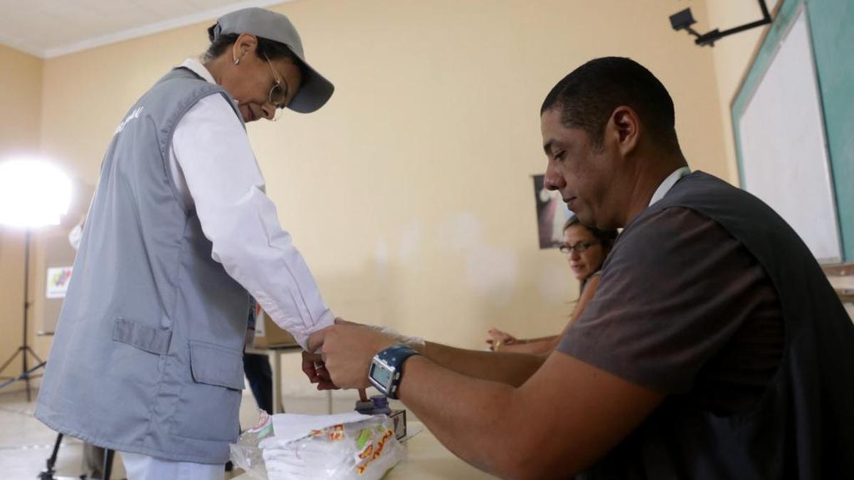 
Fotografía cedida por la Agencia Venezolana de Noticias (AVN) que muestra a la rectora del Consejo Electoral Nacional (CNE) Socorro Elizabeth Hernández (i) durante un simulacro electoral este domingo 18 de octubre de 2015, en Caracas (Venezuela). 

