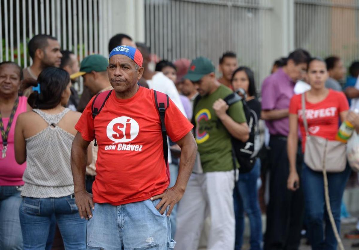 Personas hacen filas para emitir su voto para elegir una Asamblea Constituyente en Caracas el 30 de julio de 2017.