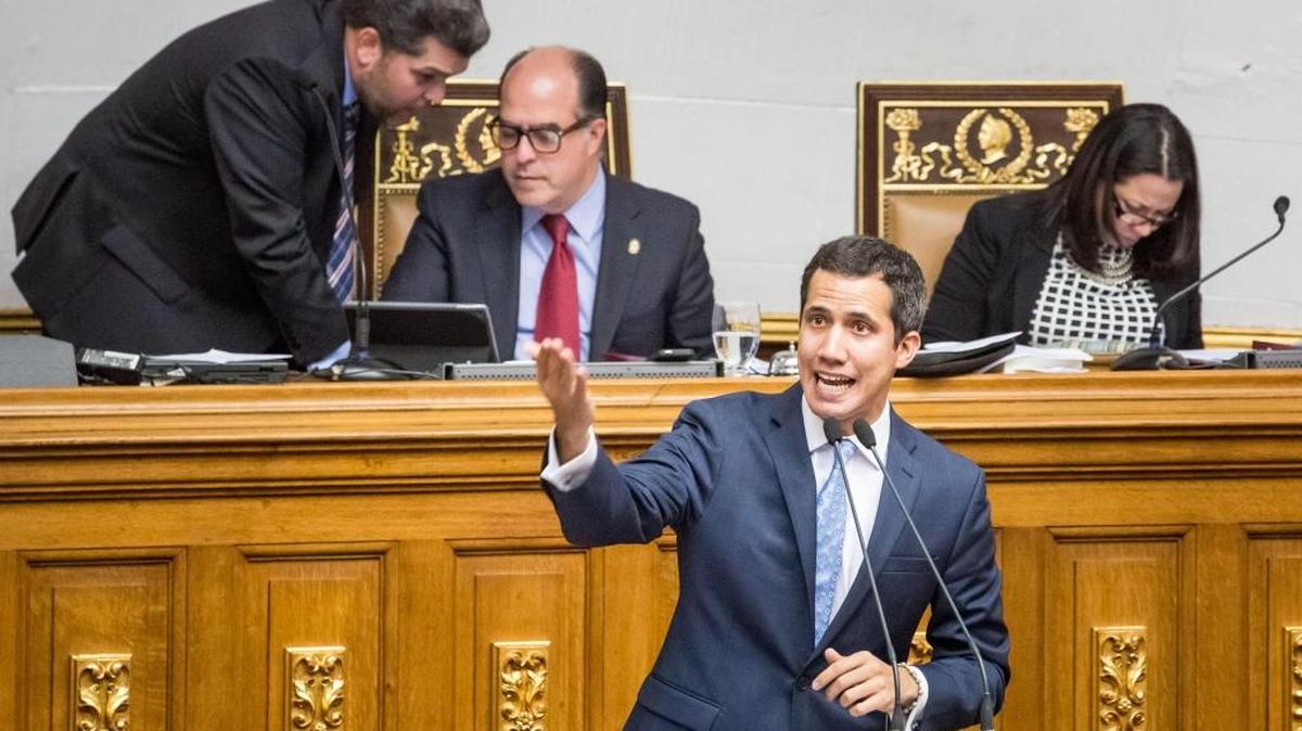 El diputado de la Mesa de la Unidad Democrática Juan Gerardo Guaidó Márquez (centro) habla durante una sesión plenaria en la Asamblea Nacional de Venezuela el martes 31 de enero, en el hemiciclo de discusiones, en Caracas (Venezuela).