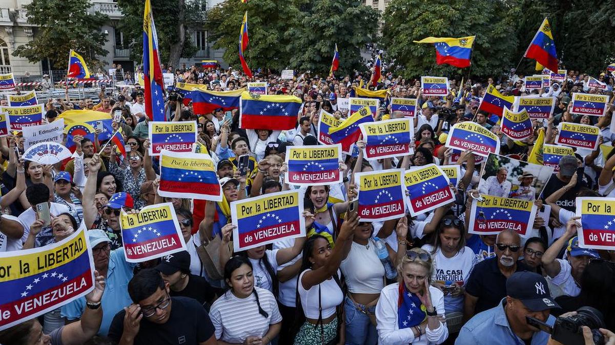 Simpatizantes y opositores venezolanos sostienen carteles que dicen “Por la libertad de Venezuela” y se manifiestan frente al Parlamento español en apoyo de sus líderes, el martes 10 de septiembre de 2024 en Madrid, España.