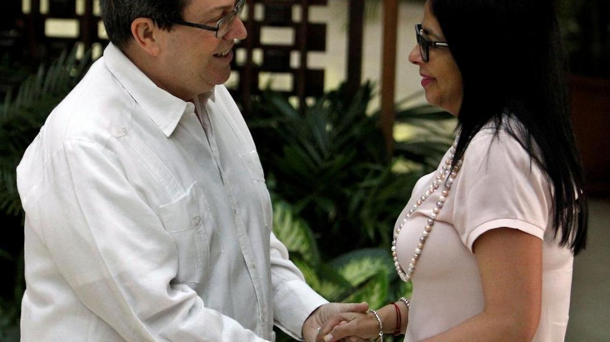 El ministro de Exteriores de Cuba, Bruno Rodríguez saluda a su homóloga venezolana, Delcy Rodríguez, el 10 de abril de 2017.
