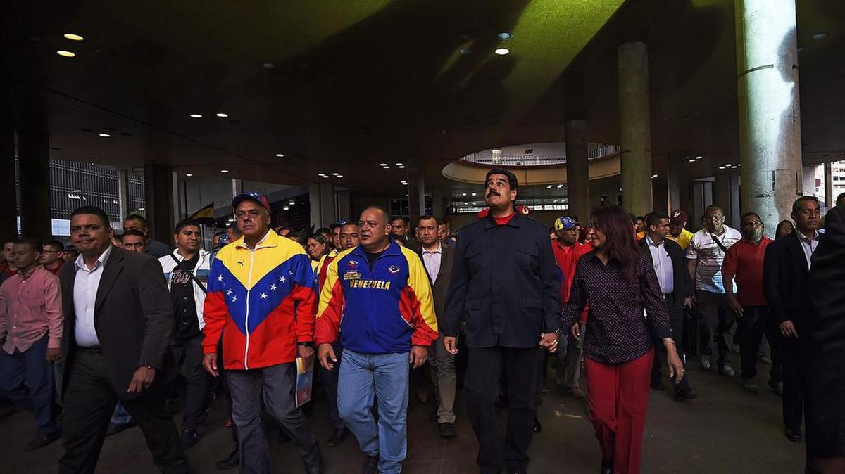 El presidente de Venezuela, Nicolás Maduro, la primera dama Cilia Flores (der.), el alcalde de Caracas, Jorge Rodríguez (izq.) y el presidente de la venezolana Asamblea Nacional Diosdado Cabello (cen.), a pie en frente del Consejo Nacional Electoral después de la firma de documentos en Caracas el 26 de octubre de 2015.