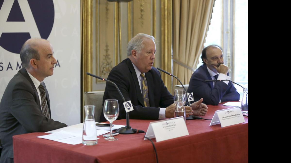 
 El consejero del Departamento de Estado de EEUU, Thomas A. Shannon (c), acompañado por el secretario de Estado para Iberoamérica y Cooperación español, Jesús Gracia (d), y el director de Internacional de Efe, José Manuel Sanz (i), durante su participación en una Tribuna Americana organizada por la Agencia EFE y Casa de América, hoy Madrid. 
