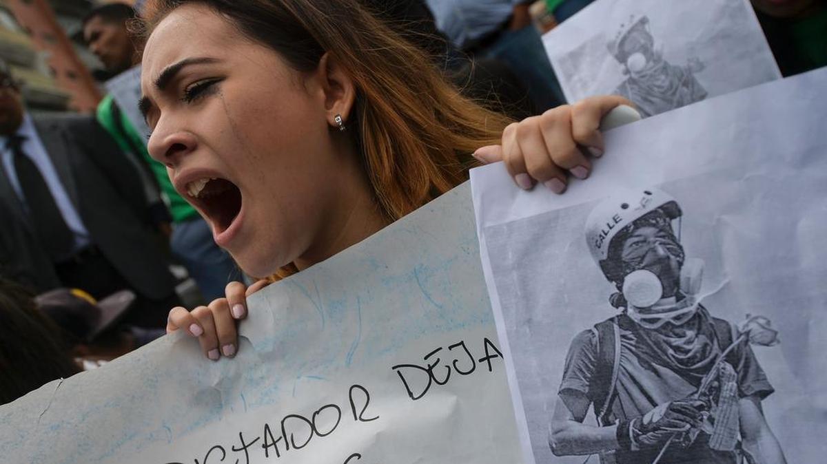 Amigos del activista opositor Neomar Lander, de 17 años, quien falleció el miércoles durante una protesta contra el régimen de Nicolás Maduro, participan en una ceremonia en su honor el jueves en Caracas.