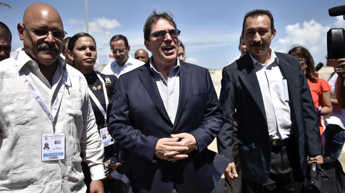 El canciller cubano Bruno Rodríguez habla con la prensa a su llegada a Isla Margarita, Venezuela.