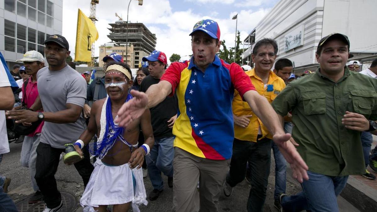 El líder opositor Henrique Capriles toma parte de una marcha el 1 de septiembre de 2016.