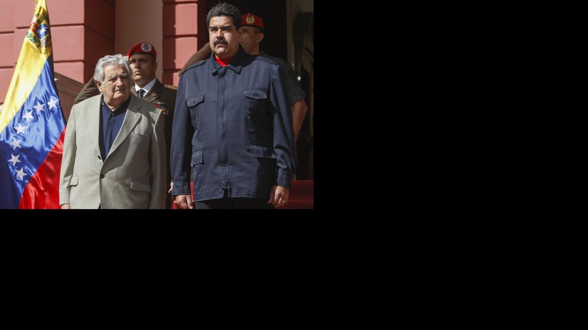 
El presidente de Uruguay, José Mujica (i), es recibido por su homólogo venezolano, Nicolás Maduro,el miércoles 3 de diciembre del 2014, en el Palacio de Miraflores en Caracas (Venezuela).
