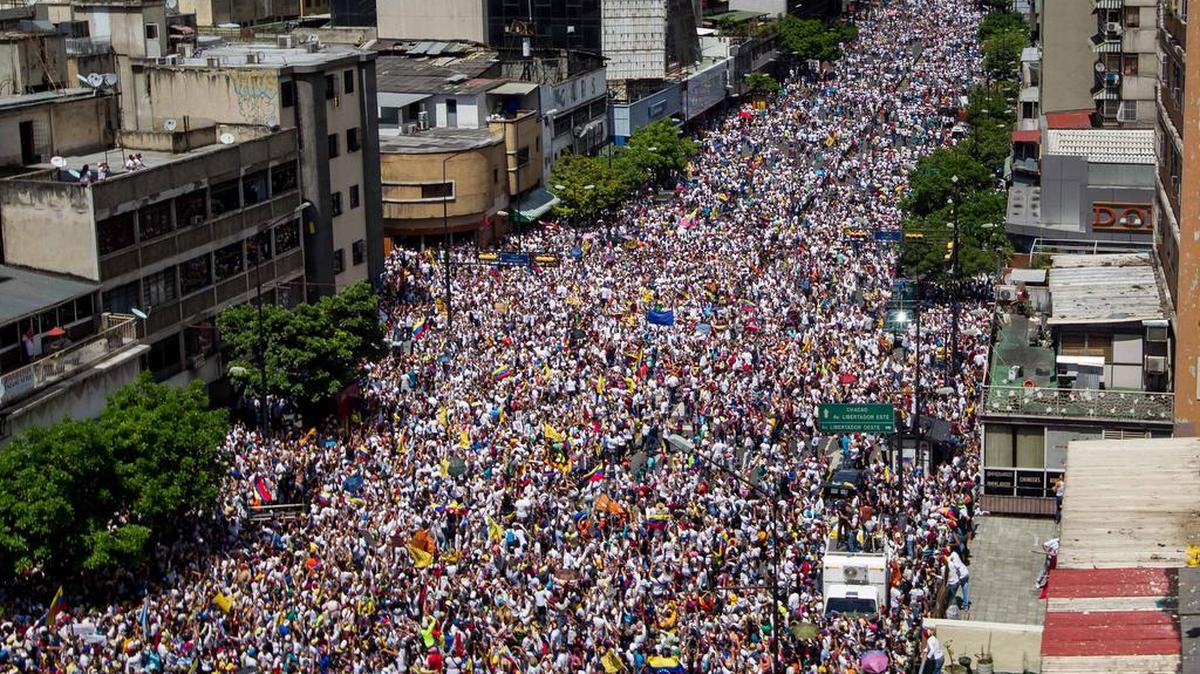 Miles de personas participan el jueves 1 de septiembre de 2016, en una manifestación denominada "Toma de Caracas", una marcha convocada hace semanas por la alianza de partidos Mesa de la Unidad Democrática (MUD).
