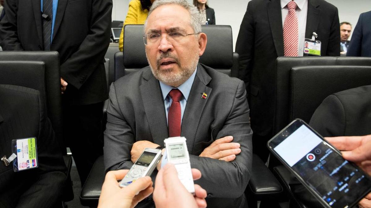 El ministro de Petróleo de Venezuela, Nelson P Martínez, asiste a la 172ª reunión de la sede de la OPEP en Viena, Austria, el 25 de mayo de 2017.