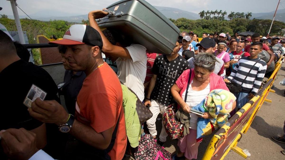 Venezolanos cruzan el puente Internacional Simón Bolívar en Cúcuta, Colombia, el 21 de febrero del 2018.