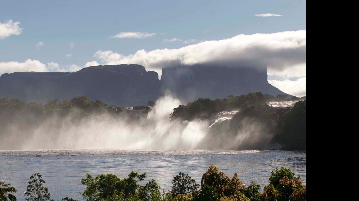 
La minería ilegal en el Parque Natural de Canaima, Patrimonio de la Humanidad, está devastando y contaminando el río Carrao, que es uno de los principales afluentes que alimenta al río Caroní, fuente del 70% de la electricidad Venezuela, dijeron los indígenas pemones.
