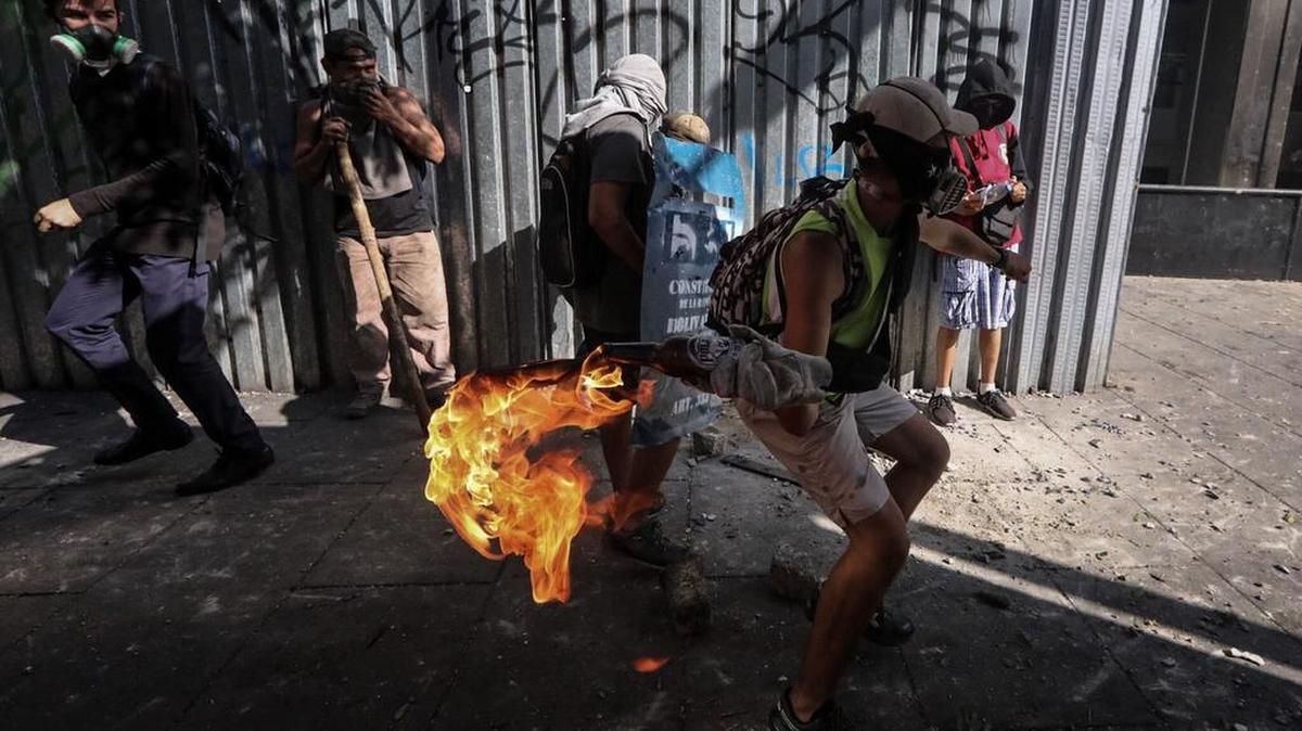 Manifestantes opositores protestan el lunes 12 de junio de 2017, cerca al Tribunal Supremo de Justicia (TSJ) en Caracas, Venezuela.