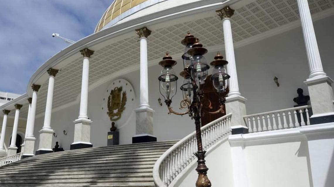 La Asamblea Nacional de Venezuela investigará la información que publican varios medios de comunicación en relación con los “Papeles de Panamá” sobre empresas opacas, que señalan a varios venezolanos vinculados al chavismo, indicó hoy el diputado opositor Ismael García.