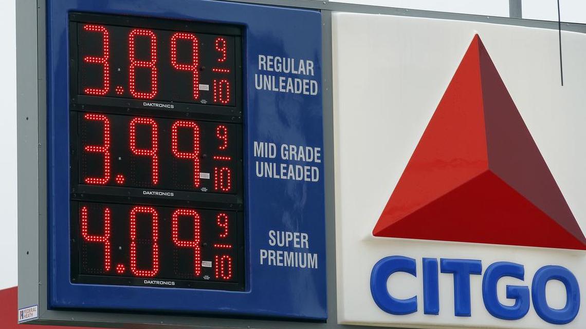 En esta foto de archivo del 24 de febrero de 2012, los precios del combustible se publican en la gasolinera Citgo en Philadelphia.