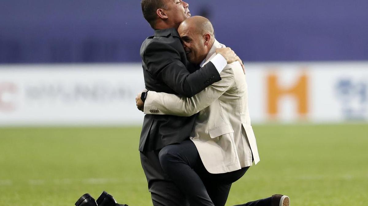 El entrenador de selección de Venezuela, Rafael Dudamel (i), se abraza con un miembro del combinado tras su victoria ante Venezuela en la semifinal del Mundial sub'20 disputada en el Daejeon World Cup Stadium de Daejeon (Corea del Sur), el 8 de junio de 2017.